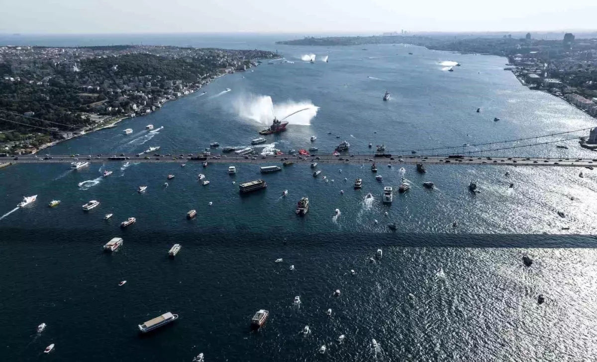 Boğaz'dan 15 Temmuz geçişi: 253 şehidin anısına 253 tekne ve bot boğazı selamladı