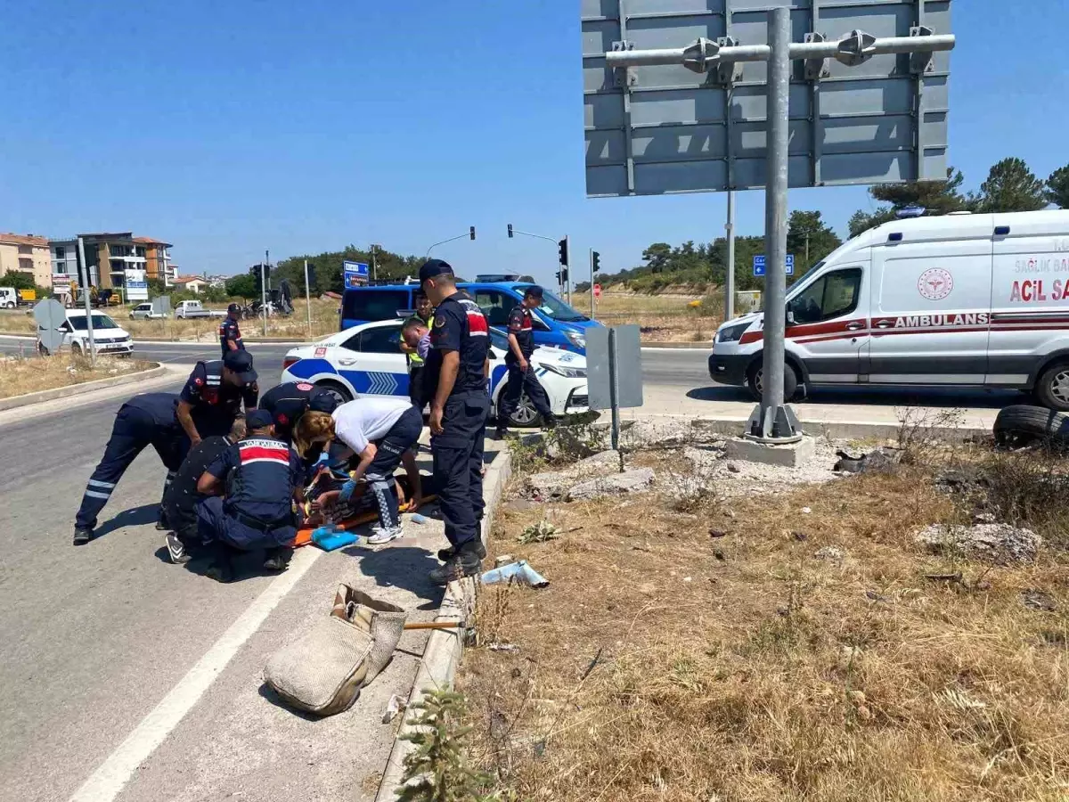 Çanakkale'de Otomobil Motosiklete Çarparak Takla Attı