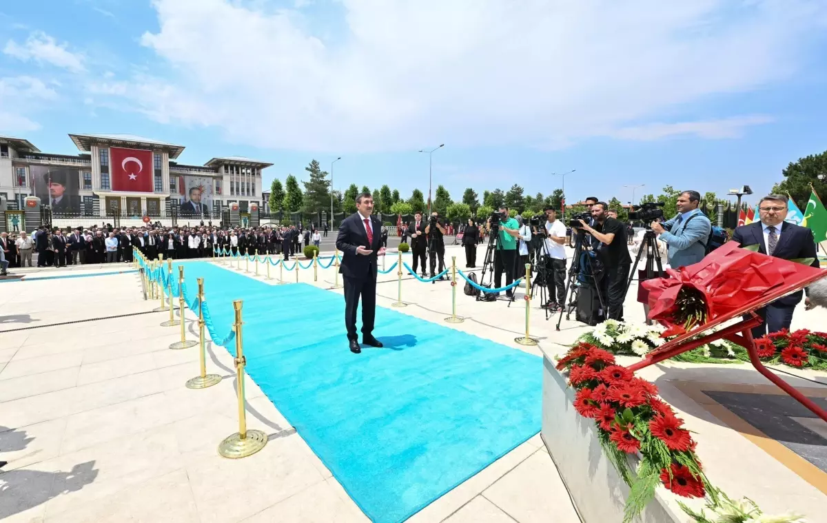 Cevdet Yılmaz, 15 Temmuz Anıtı'na Çelenk Bıraktı