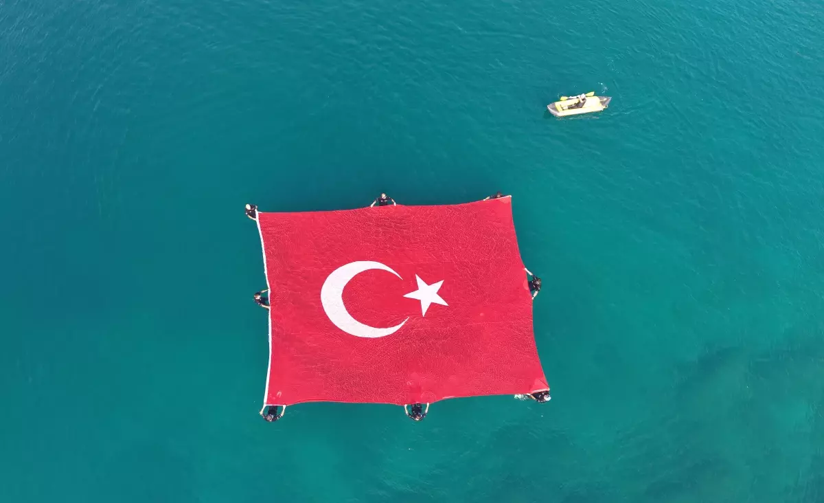 Dalgıçlar 15 Temmuz Anısına Denizde Türk Bayrağı Açtı