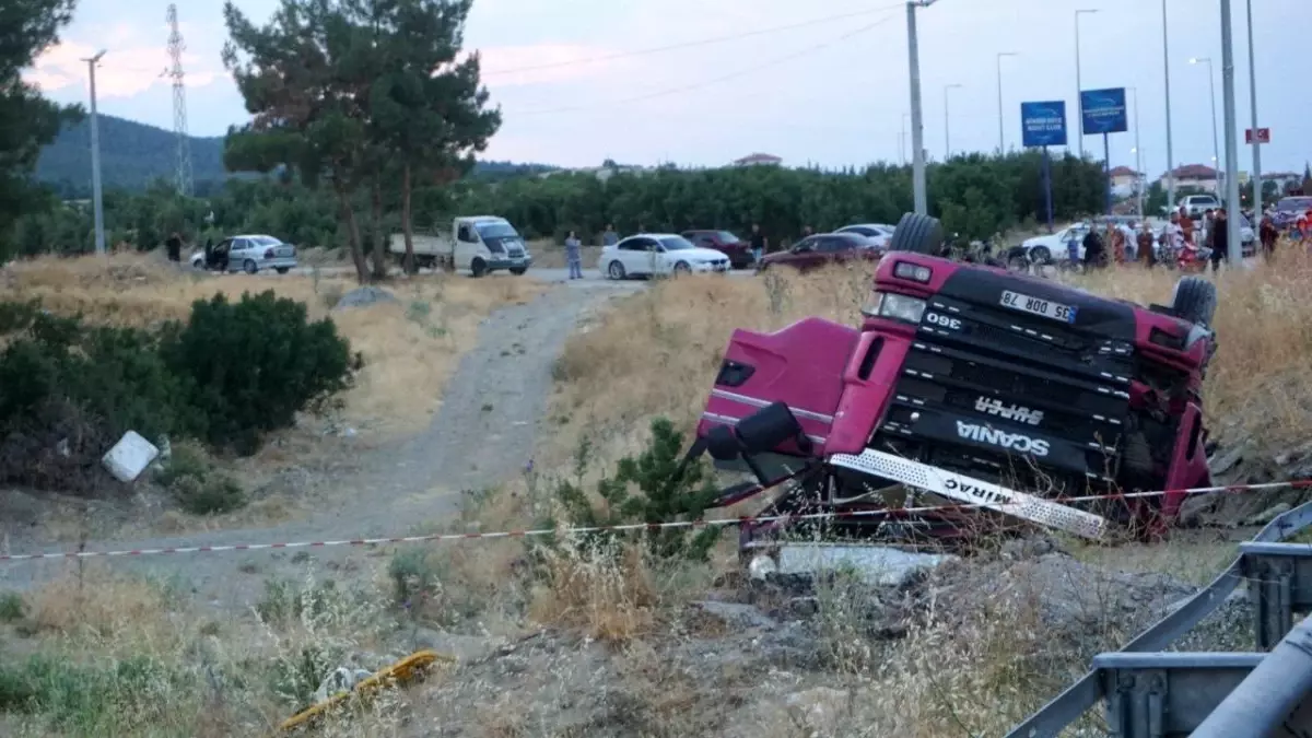 Burdur'da Domates Yüklü Kamyon Devrildi, Sürücü Hayatını Kaybetti