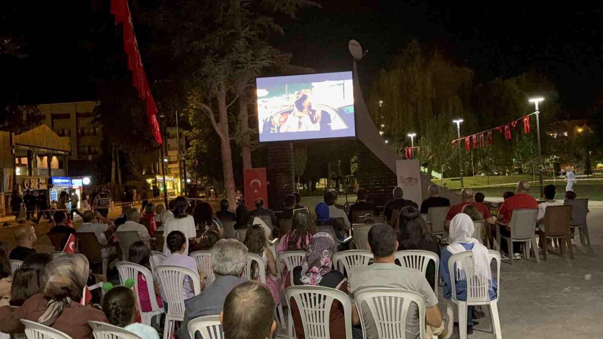 Düzce'de 15 Temmuz'u Anma Etkinliği: '15.07 Şafak Vakti' Filmi Gösterildi