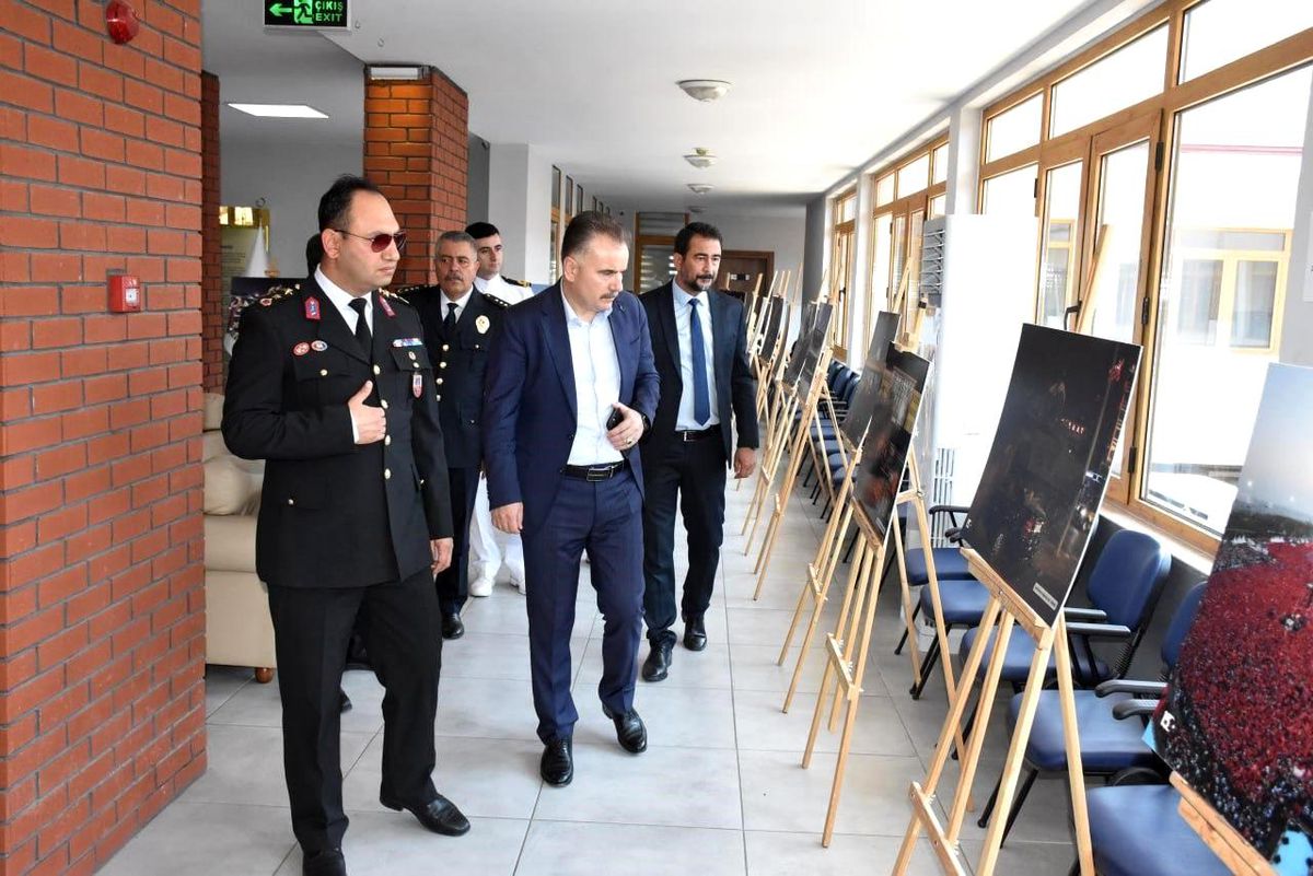 Edremit'te '15 Temmuz' temalı fotoğraf sergisi açıldı
