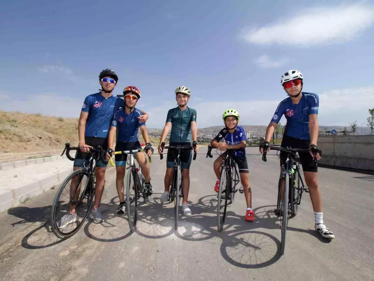 Elazığ'da 15 Temmuz İçin Bisiklet Yarışı Düzenlendi