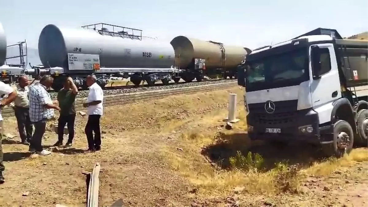 Elazığ'da Akaryakıt Yüklü Tren Kamyona Çarptı