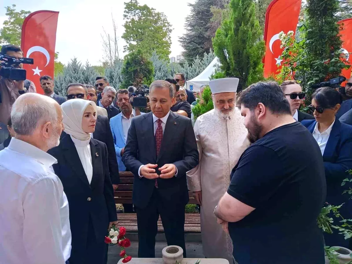 İçişleri Bakanı Yerlikaya ile Aile ve Sosyal Hizmetler Bakanı Göktaş, Karşıyaka Mezarlığı'nda yer alan 15 Temmuz Şehitliğindeki anma törenine katıldı