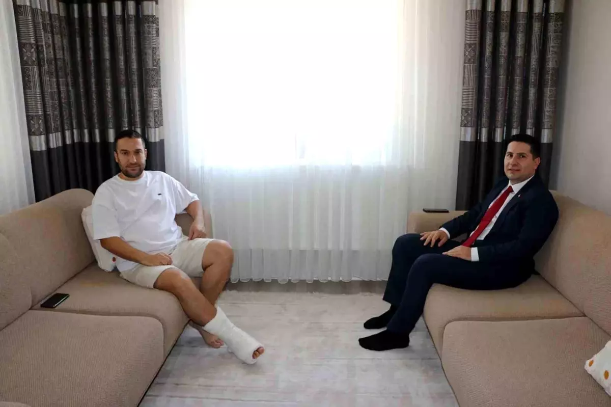 İl Sağlık Müdürü Özdemir, 15 Temmuz gecesi ilk müdahaleyi yaptığı gaziyi ziyaret etti