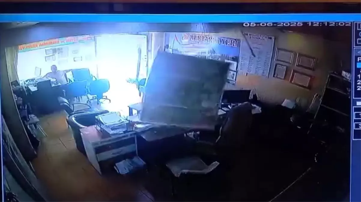 Reyhanlı'da Asma Tavan Çöktü, Panik Kameralara Yansıdı