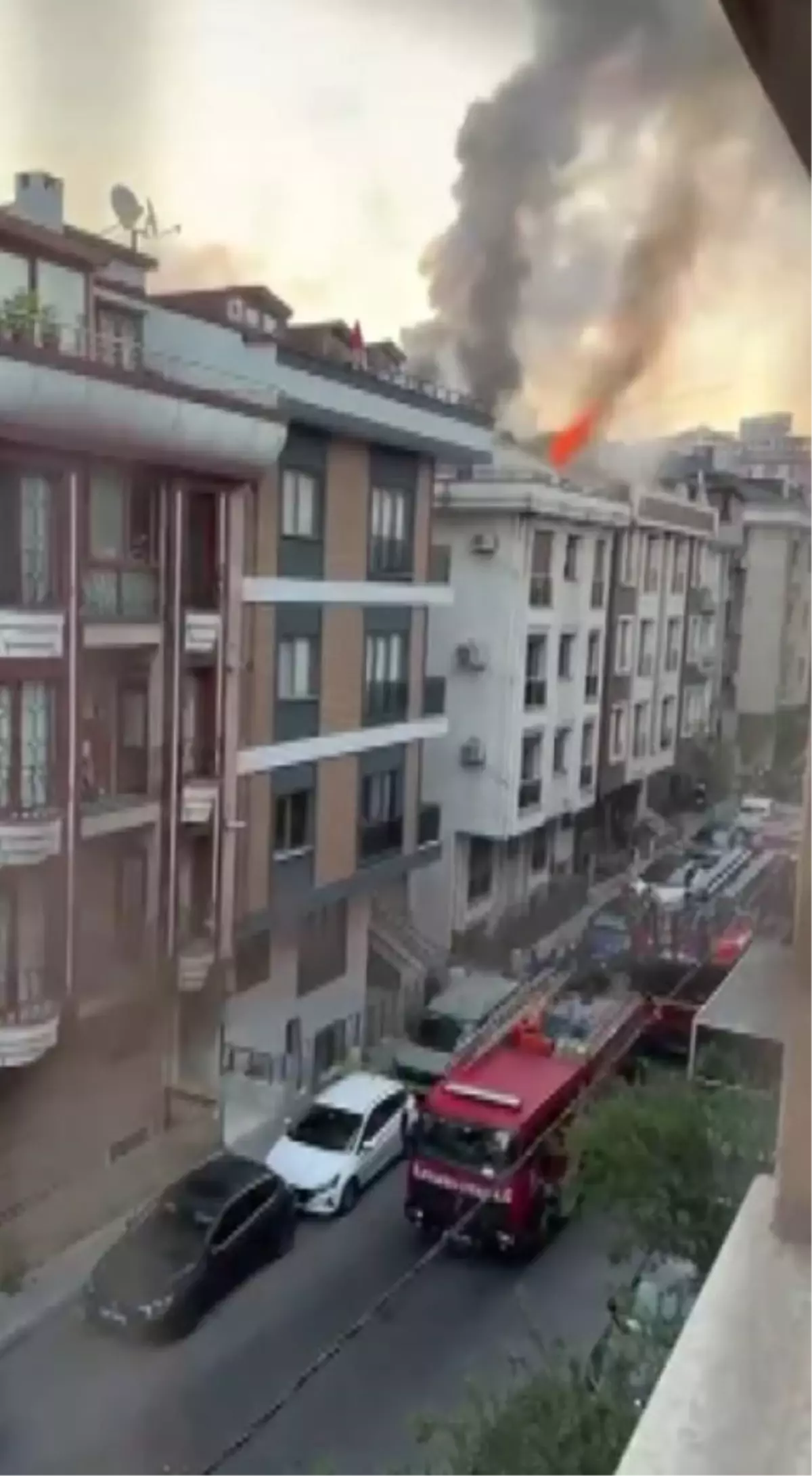 Kağıthane'de 4 Katlı Binanın Çatısında Yangın Çıktı