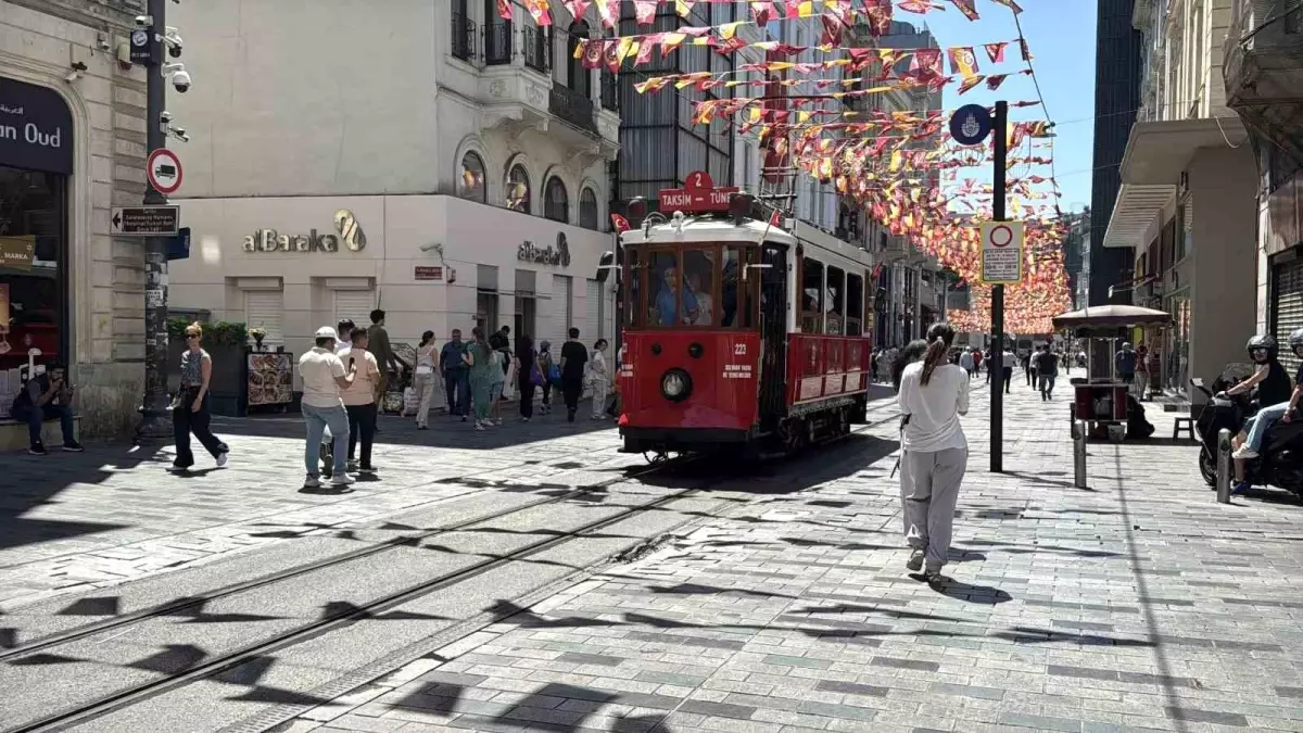 İstiklal Caddesi'nde Yabancı Sürücünün Trafik Kazası