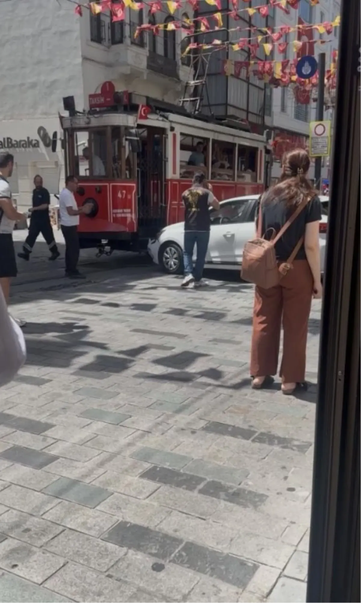 Beyoğlu'nda Tramvaya Çarpan Araçta Yaralanan Yok