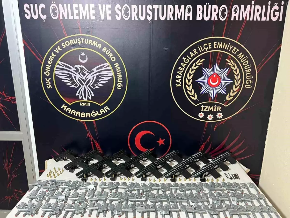 İzmir'de Silah Ticareti Operasyonu: Dört Şüpheli Yakalandı