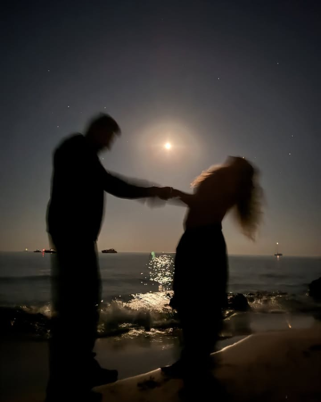 Kenan İmirzalioğlu and Sinem Kobal showed their love under the moonlight