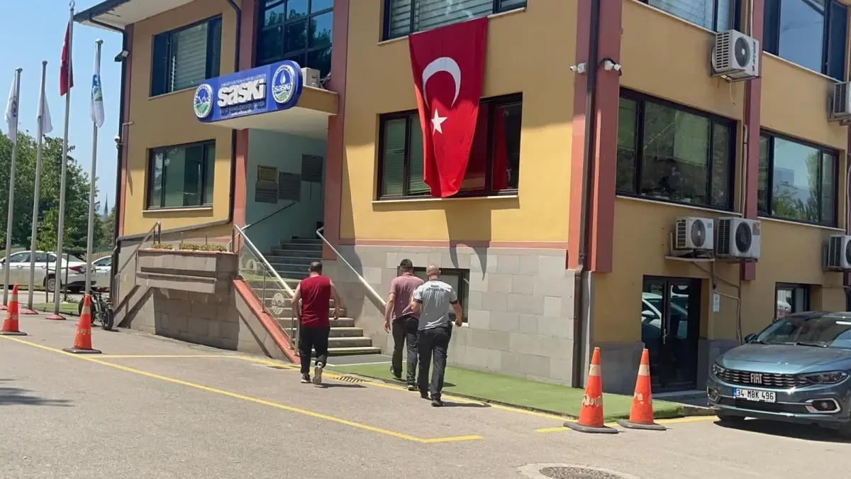 Benzinle Kendini Yakan Kişi, Motosikletine Yakıt Doldurdu
