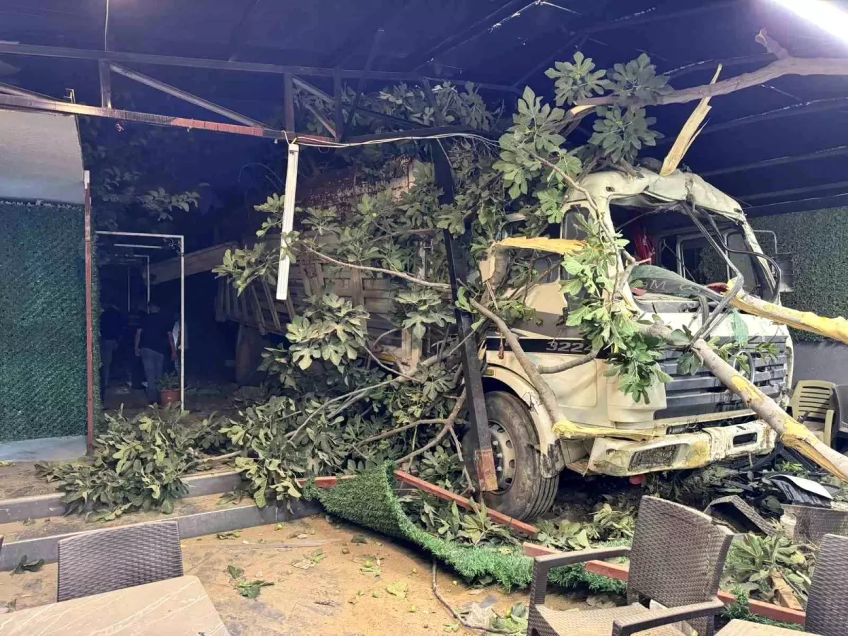 Hatay'da Demir Yüklü Kamyon Restoranın Bahçesine Uçtu