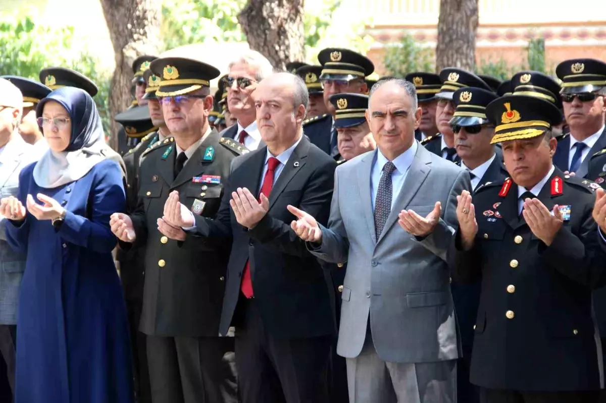 Manisa'da 15 Temmuz şehitleri dualarla anıldı