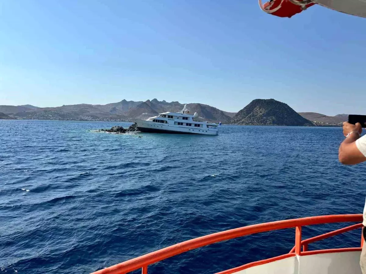Bodrum'da Lüks Motoryat Kayalıklara Çarptı