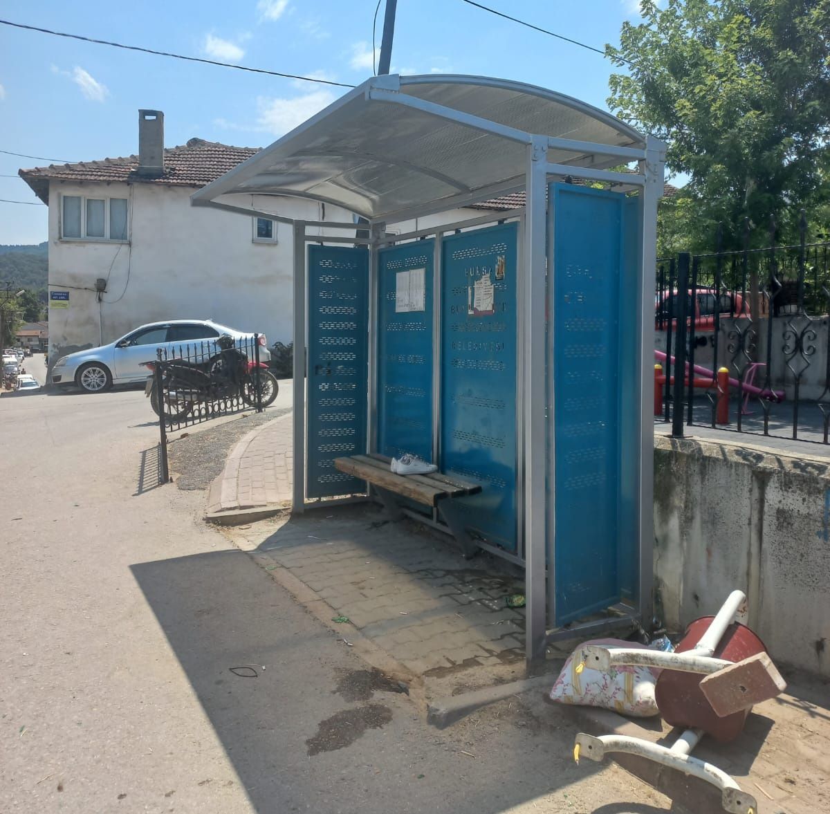 Motosiklet Otobüs Durağına Çarptı: 17 Yaşındaki Sürücü Yaralandı
