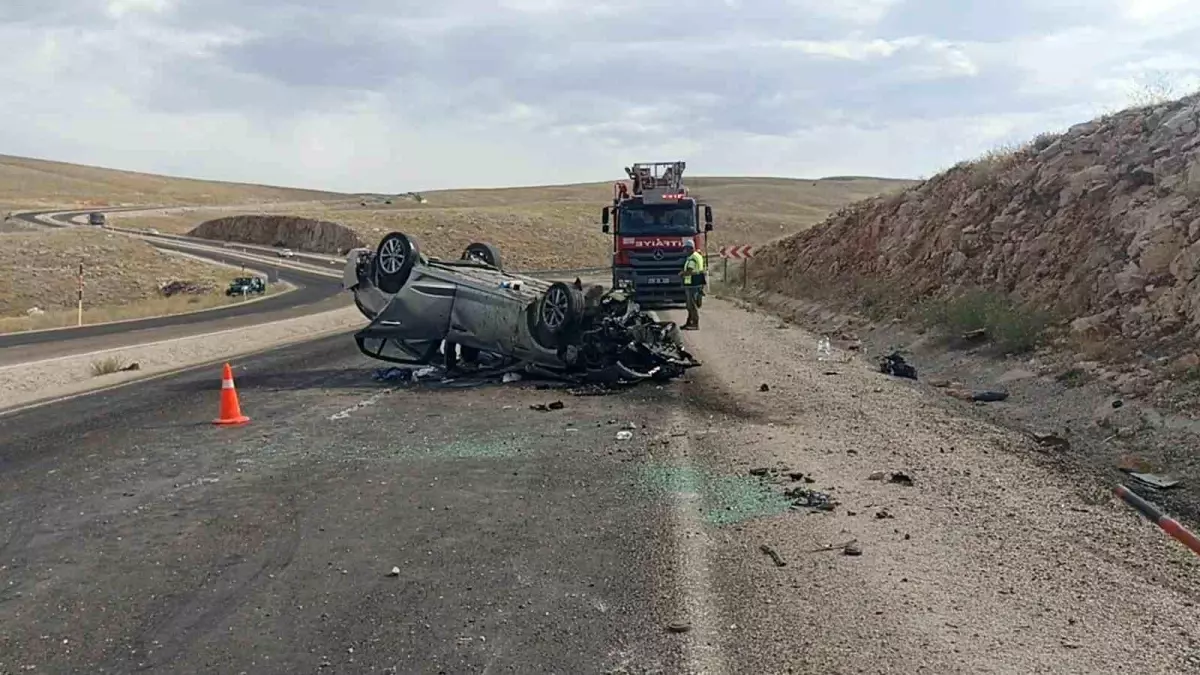 Sivas'ta Kontrolden Çıkan Otomobil Devrildi: 5 Yaralı
