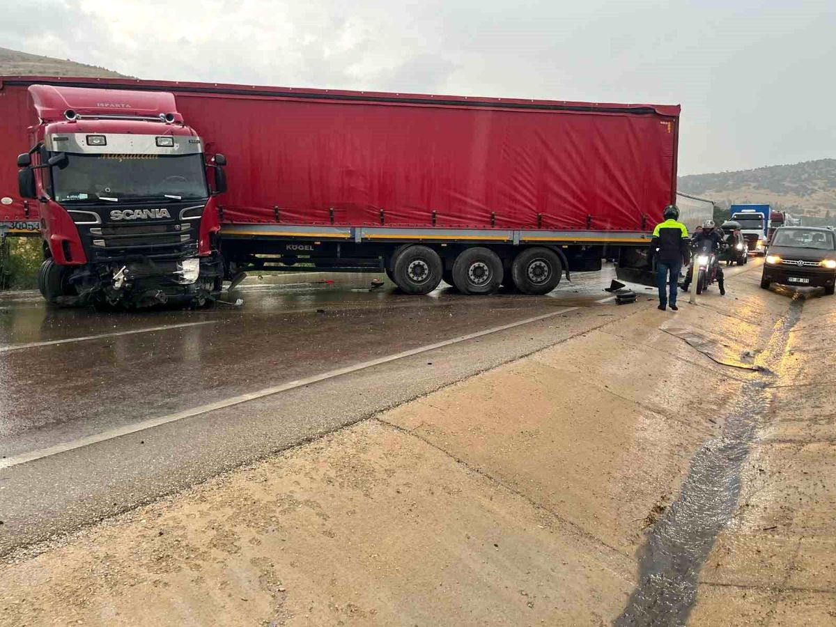 Afyonkarahisar'da Yağış Nedeniyle Tır Kazası: Trafik Kilitlendi