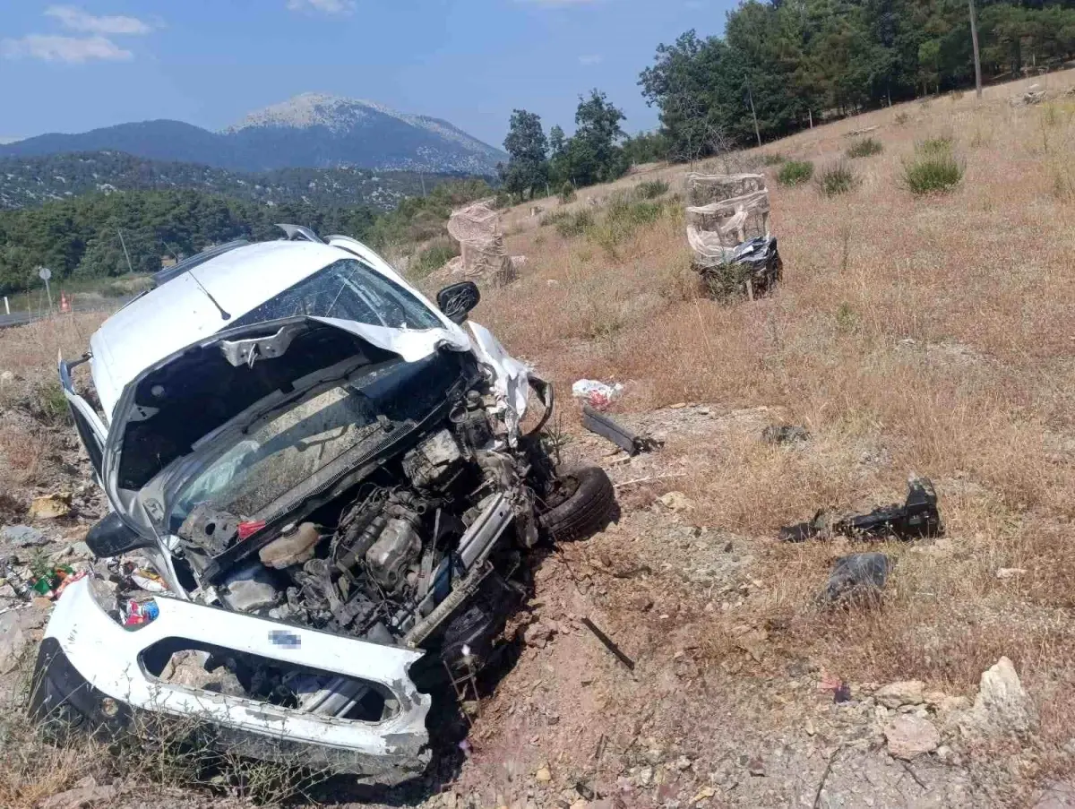 Gündoğmuş'ta hafif ticari araç şarampole uçtu: Sürücü yaralı