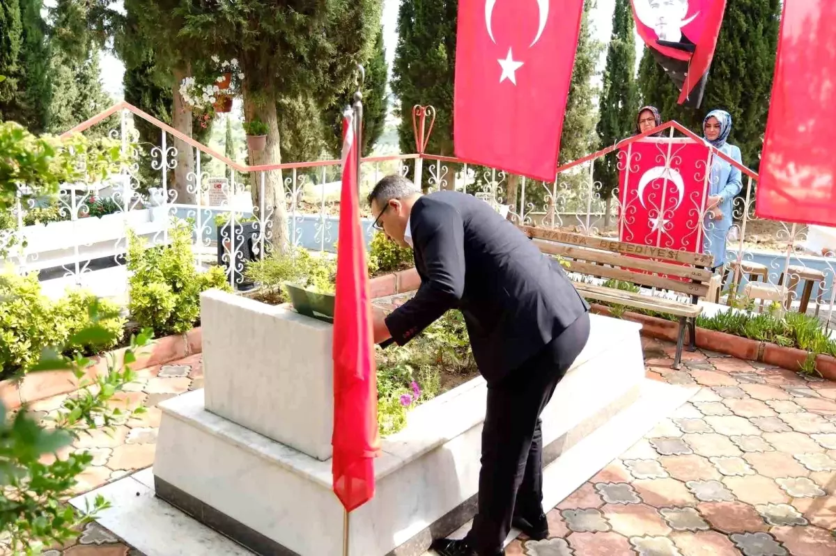 Sarıgöl Kaymakamı'ndan şehit kabrine anlamlı ziyaret