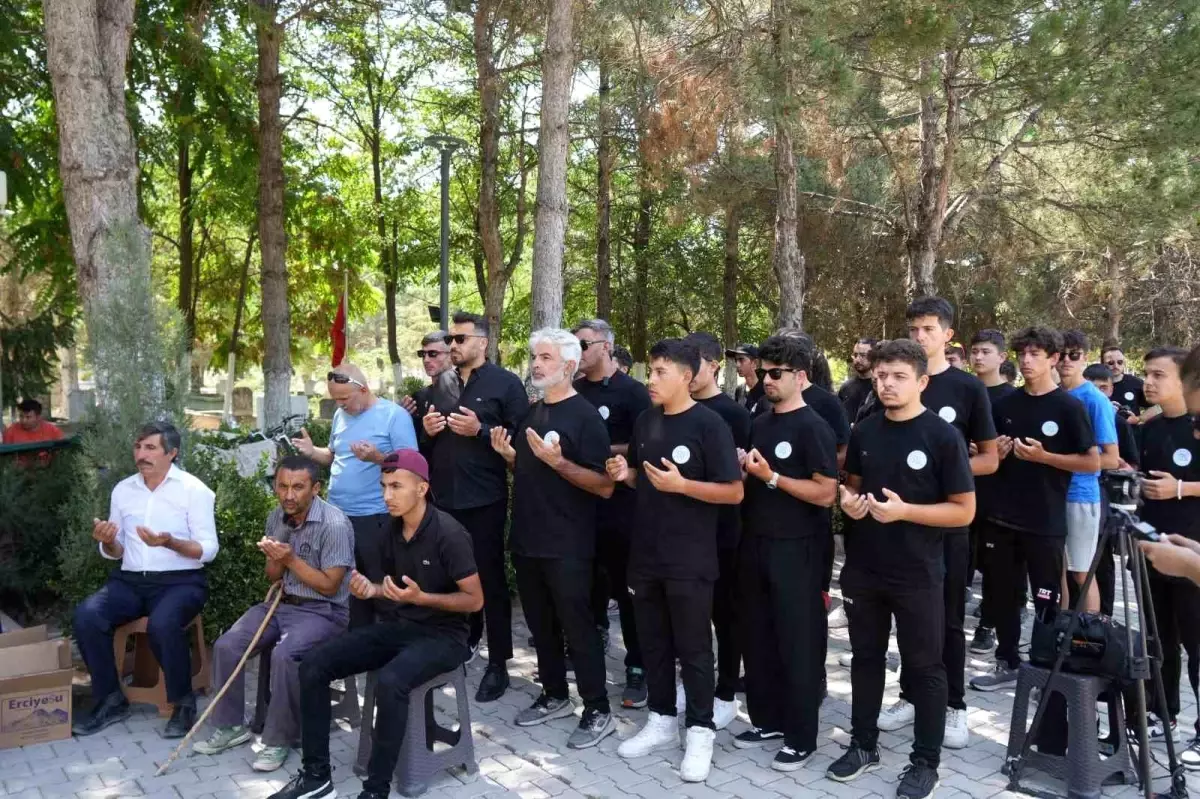 Şehit Ömer Halisdemir kabri başında anıldı