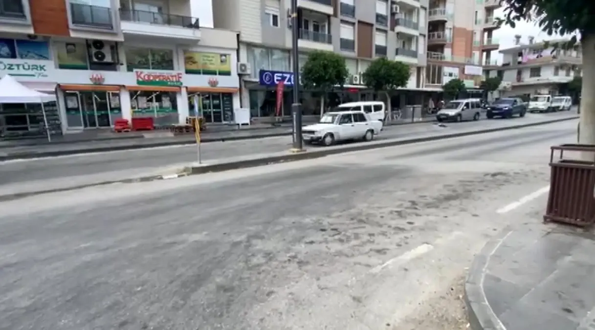 Antalya'da Motosiklet ve Bisiklet Çarpıştı: İki Yaralı