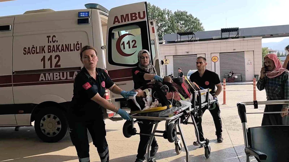 Bursa'da Kamyonetin Kasasından Düşen Mevsimlik İşçi Ağır Yaralandı