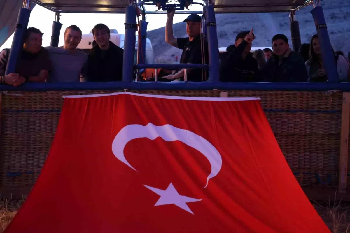 Kapadokya'da Sıcak Hava Balonları 15 Temmuz İçin Havalandı