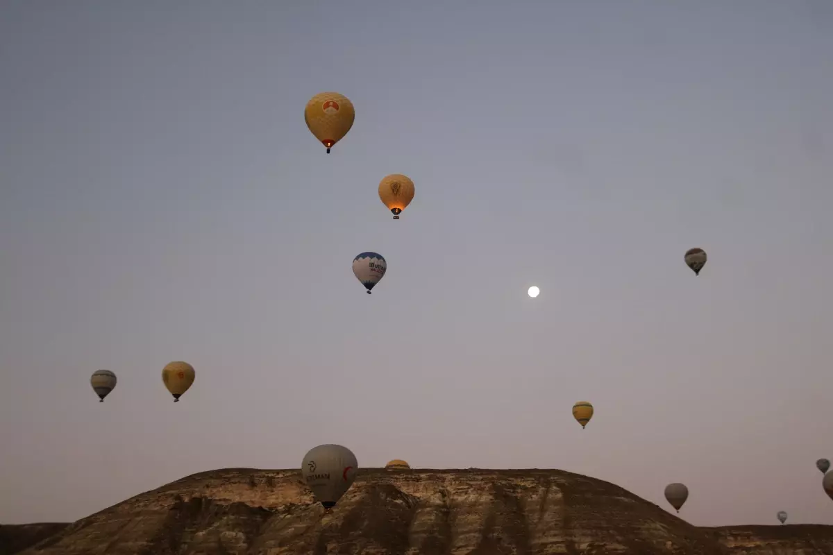 Nevşehir'de 15 Temmuz İçin Sıcak Hava Balonu Gösterisi