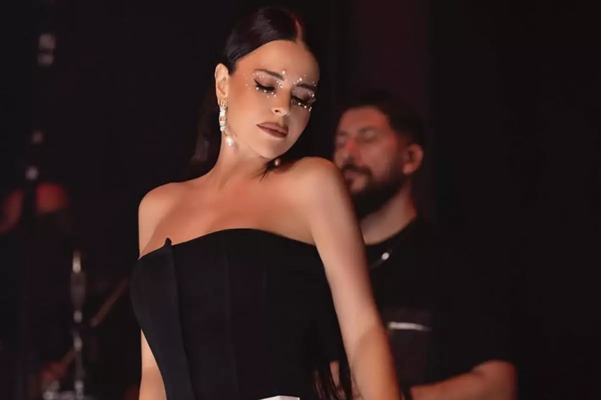 Simge Sağın yaz sezonunu havuz başında açtı