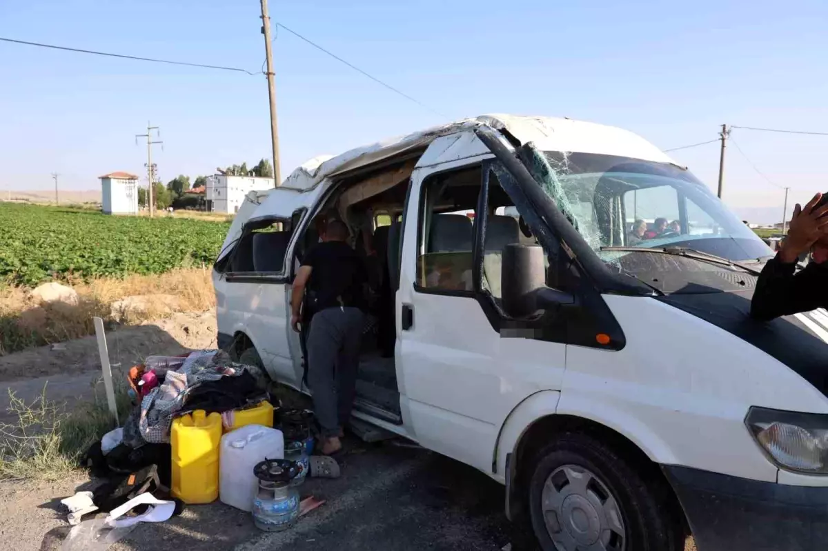 Nevşehir'de Tarım İşçilerini Taşıyan Minibüs Takla Attı: 9 Yaralı
