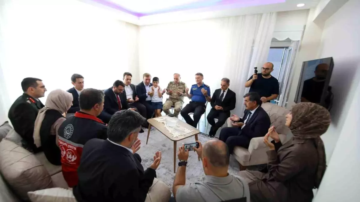 Erzincan Valisi Aydoğdu, Şehit Eren Öztürk'ün Ailesini Ziyaret Etti