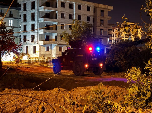 Van'da kalaşnikoflu saldırı! Baba hayatını kaybetti, 3 kızı yaralandı Van'da kalaşnikoflu saldırı! Baba hayatını kaybetti, 3 kızı yaralandı
