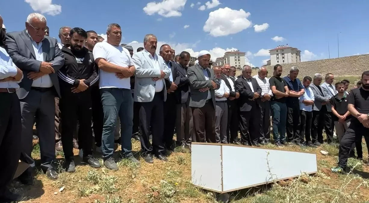 Van’da Silahlı Saldırı: Onur Karael Hayatını Kaybetti, 3 Kızı Yaralandı