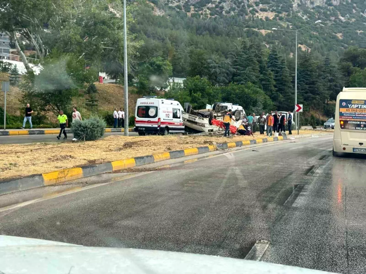 Isparta'da Yağış Nedeniyle Kontrolden Çıkan Minibüs Takla Attı: 9 Yaralı