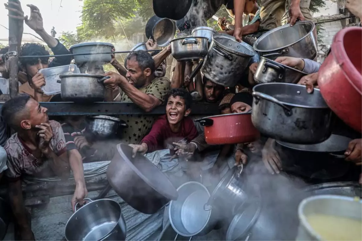 Gazze'de İsrail Saldırıları Arasında Sıcak Yemek Desteği