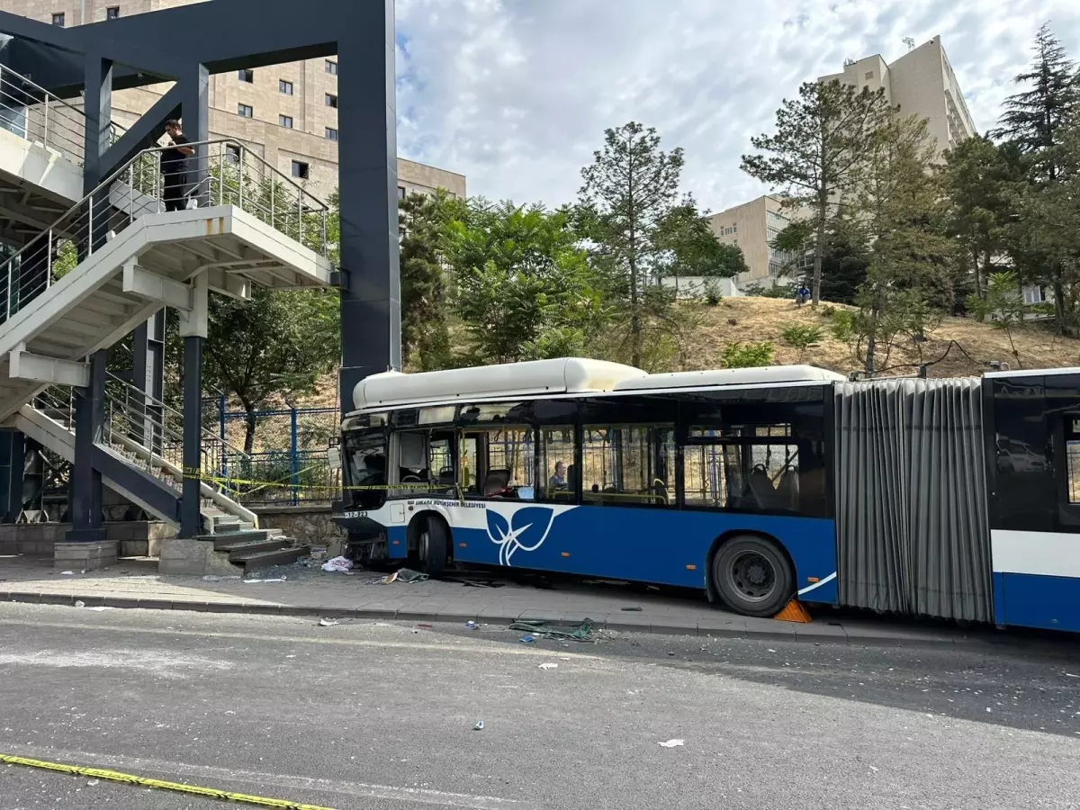 Ankara'da Belediye Otobüsü Zincirleme Kaza Yaptı: 26 Yaralı