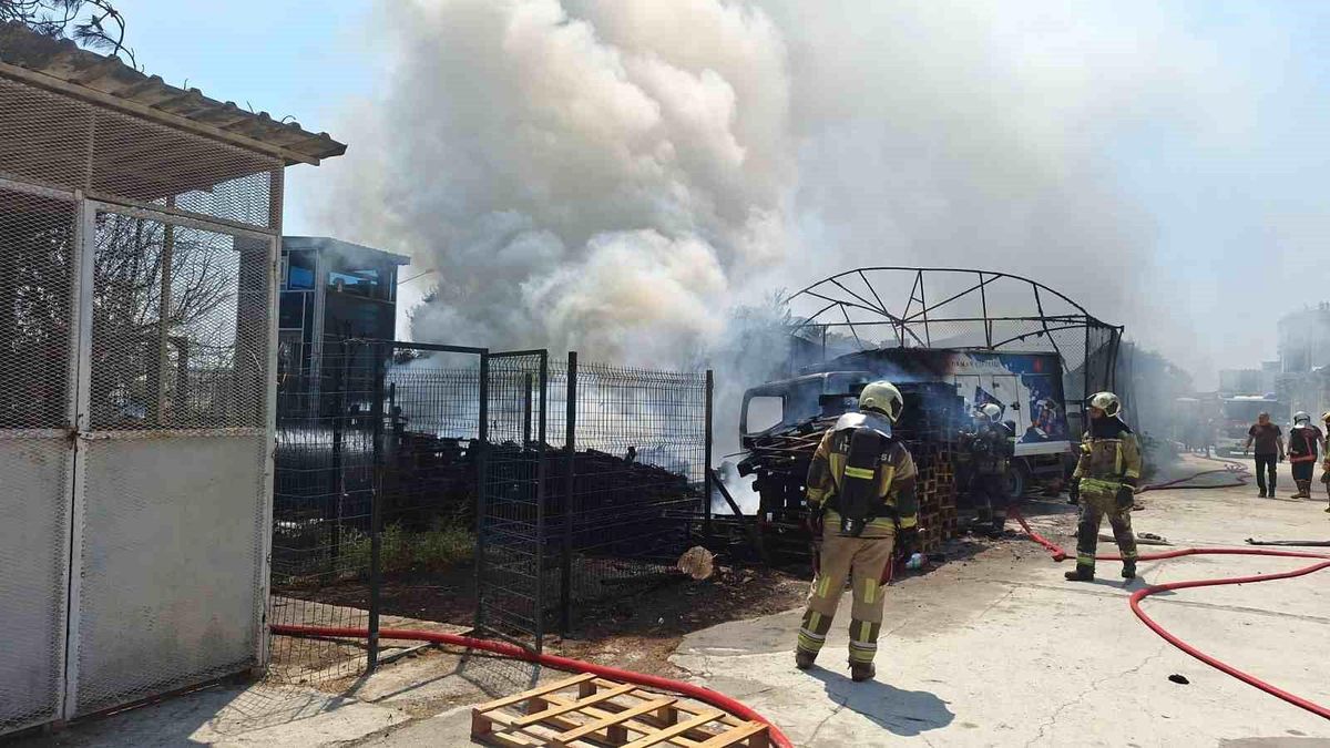 Ankara'da Fabrika Deposunda Yangın Çıktı