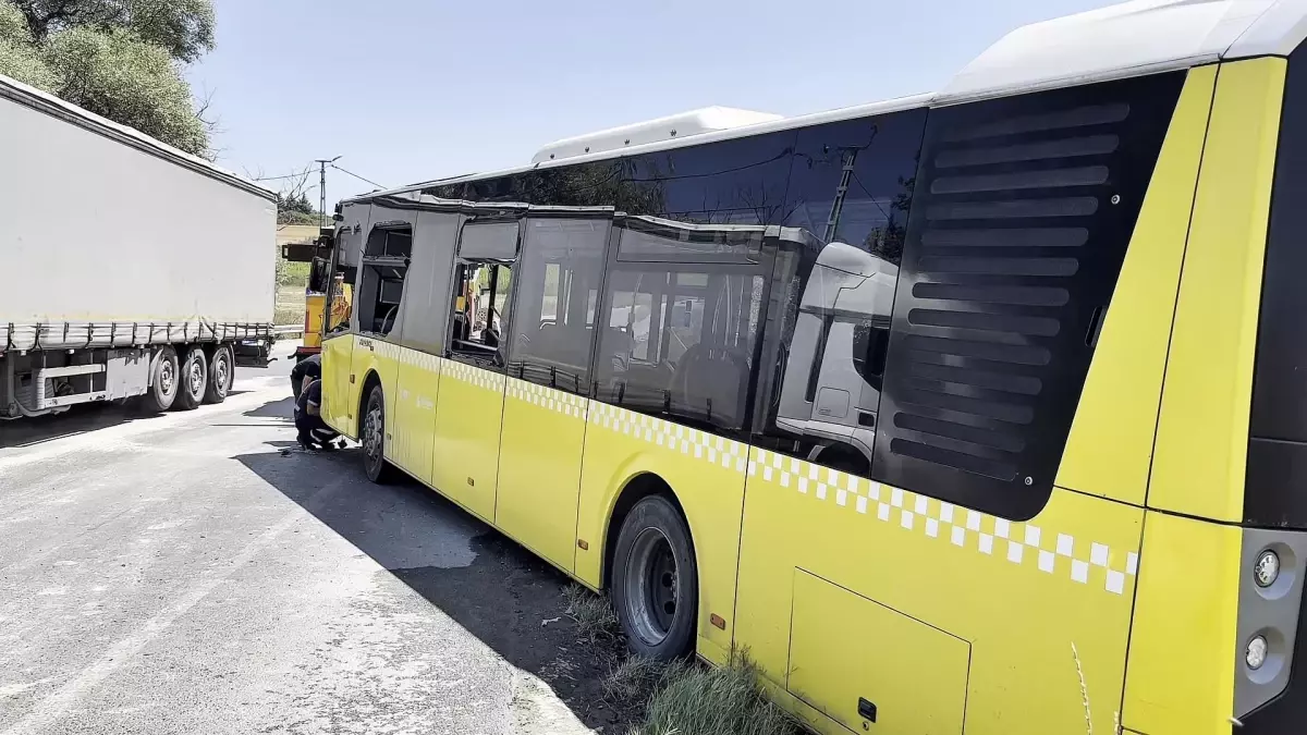 İETT Otobüsü ile Otomobil Çarpıştı: 1 Ölü