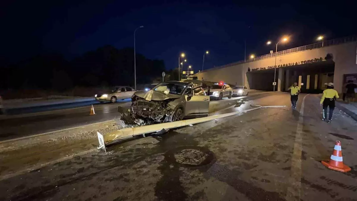 Arnavutköy'de Elektrik Direğine Çarpan Otomobilde 2 Yaralı