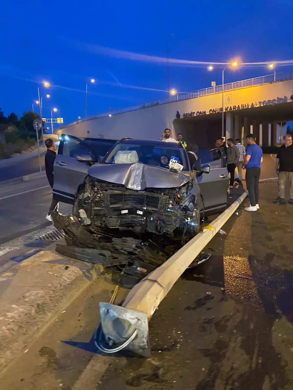 Arnavutköy'de Elektrik Direğine Çarpan Otomobilde İki Yaralı
