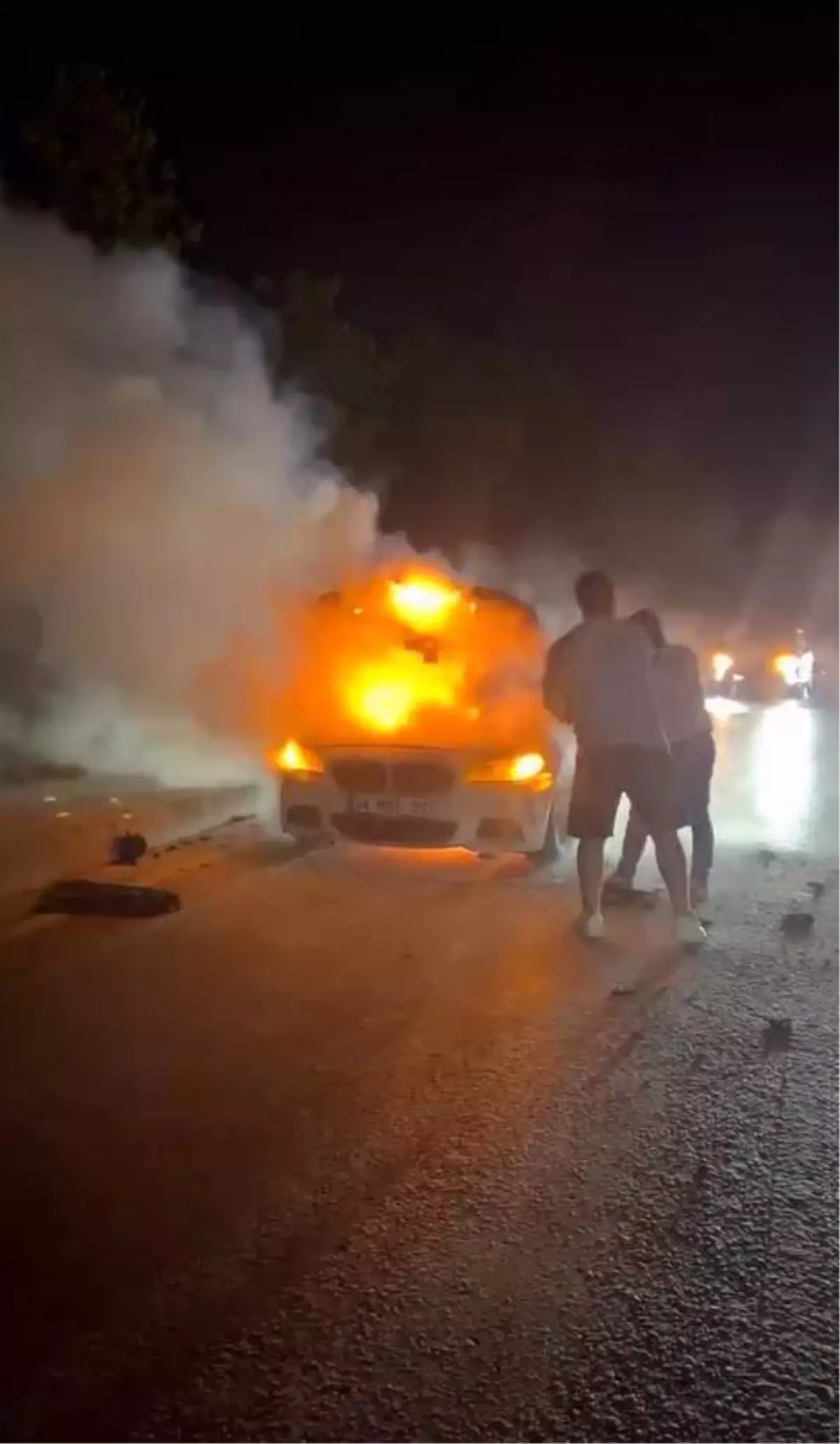 Arnavutköy'de Seyir Halindeki Araç Alev Alev Yandı