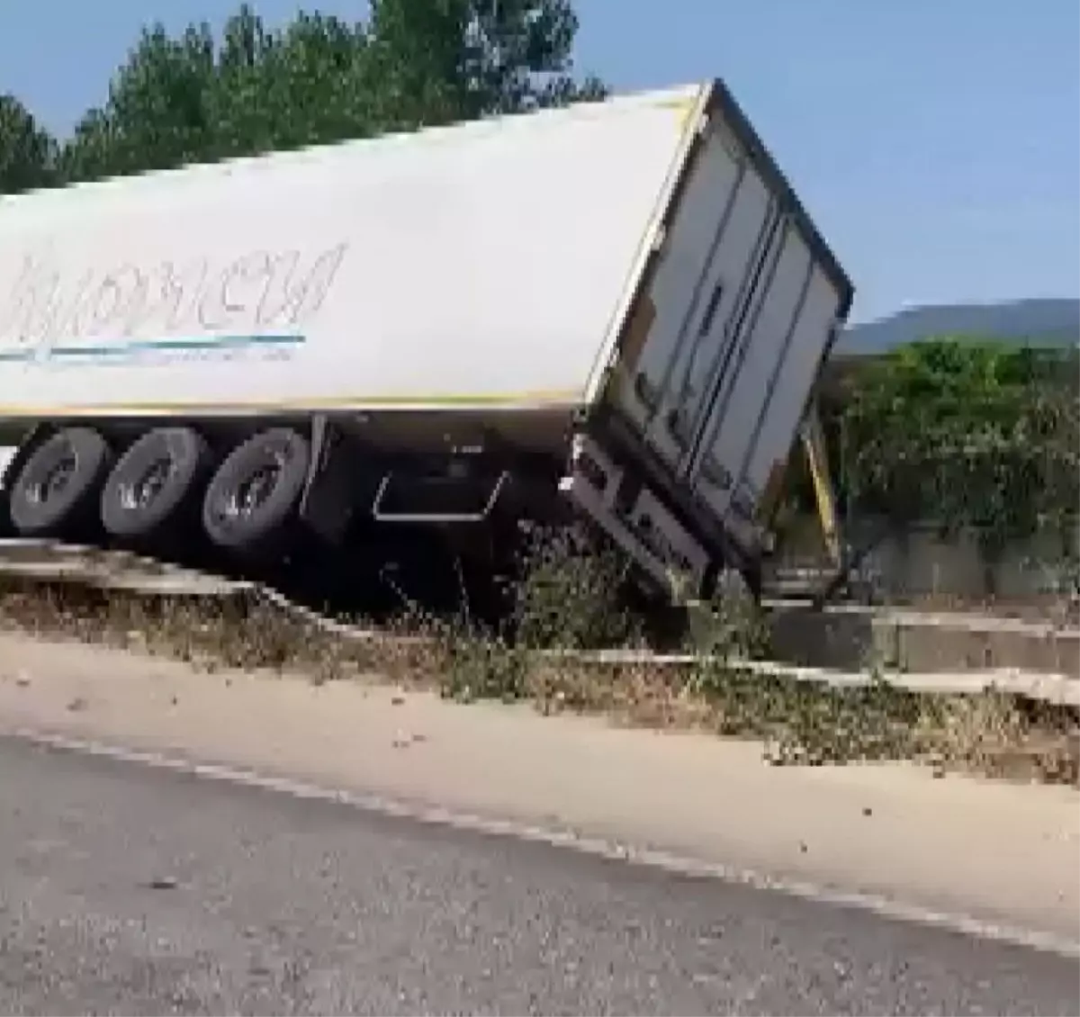 Bursa'da TIR Devrildi: Şoför Yaralandı