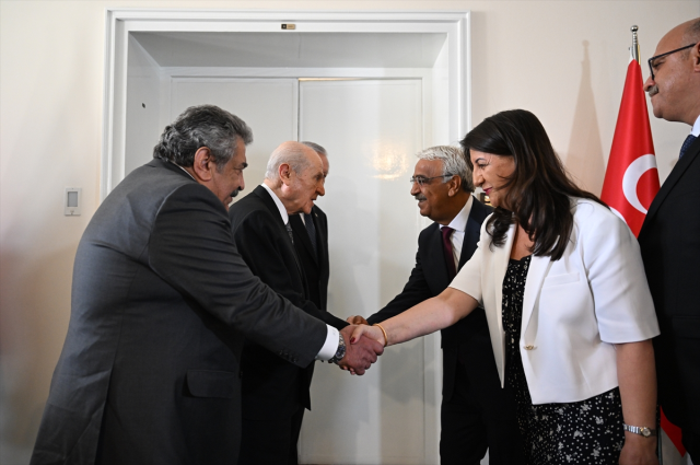 Devlet Bahçeli welcomed the DEM delegation at the door