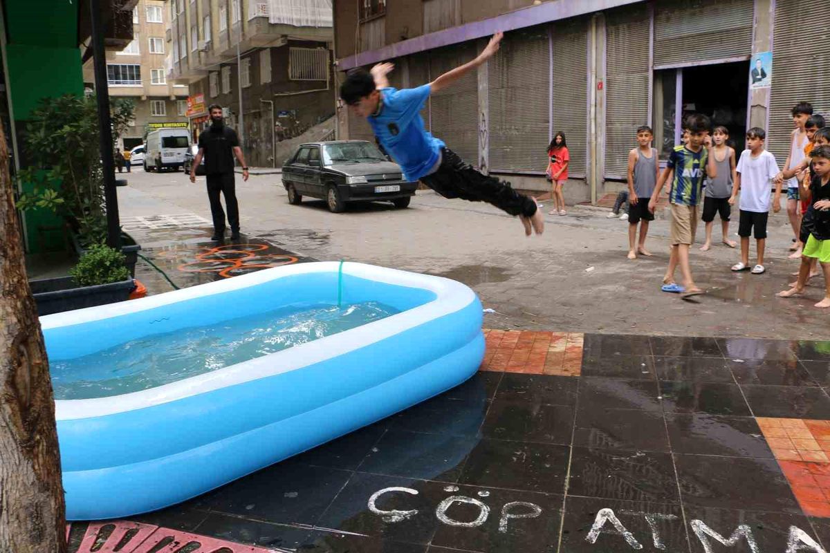 Diyarbakır'da Esnaf, Çocuklar için Şişme Havuz Kurdu