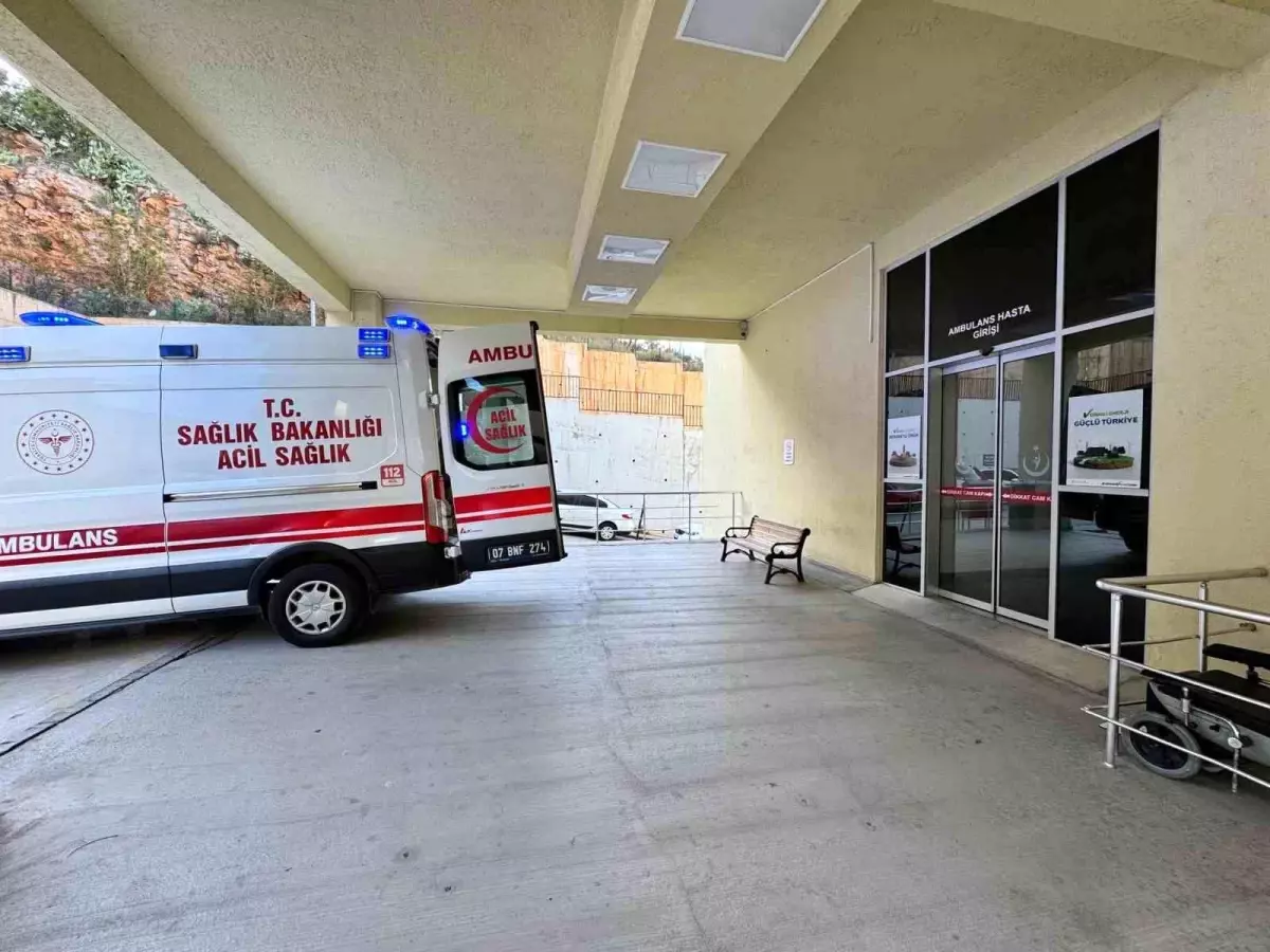 Antalya'da İnşaat İşçisi 5. Kattan Düştü, Ağır Yaralandı