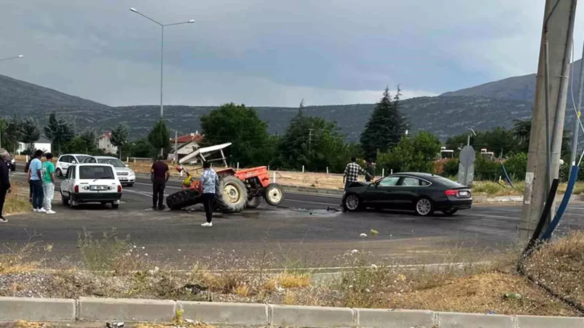 Isparta'da Otomobil ve Traktör Çarpıştı: 2 Yaralı