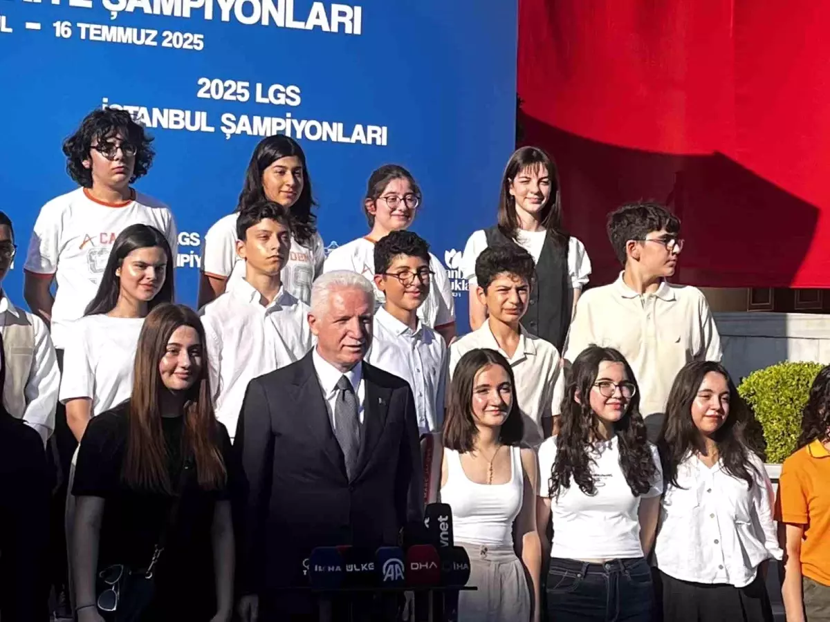 İstanbul Valiliği, LGS Birincilerini Ödüllendirdi